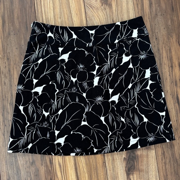 Womens Black and White Tropical Floral Skort - Picture 1 of 10